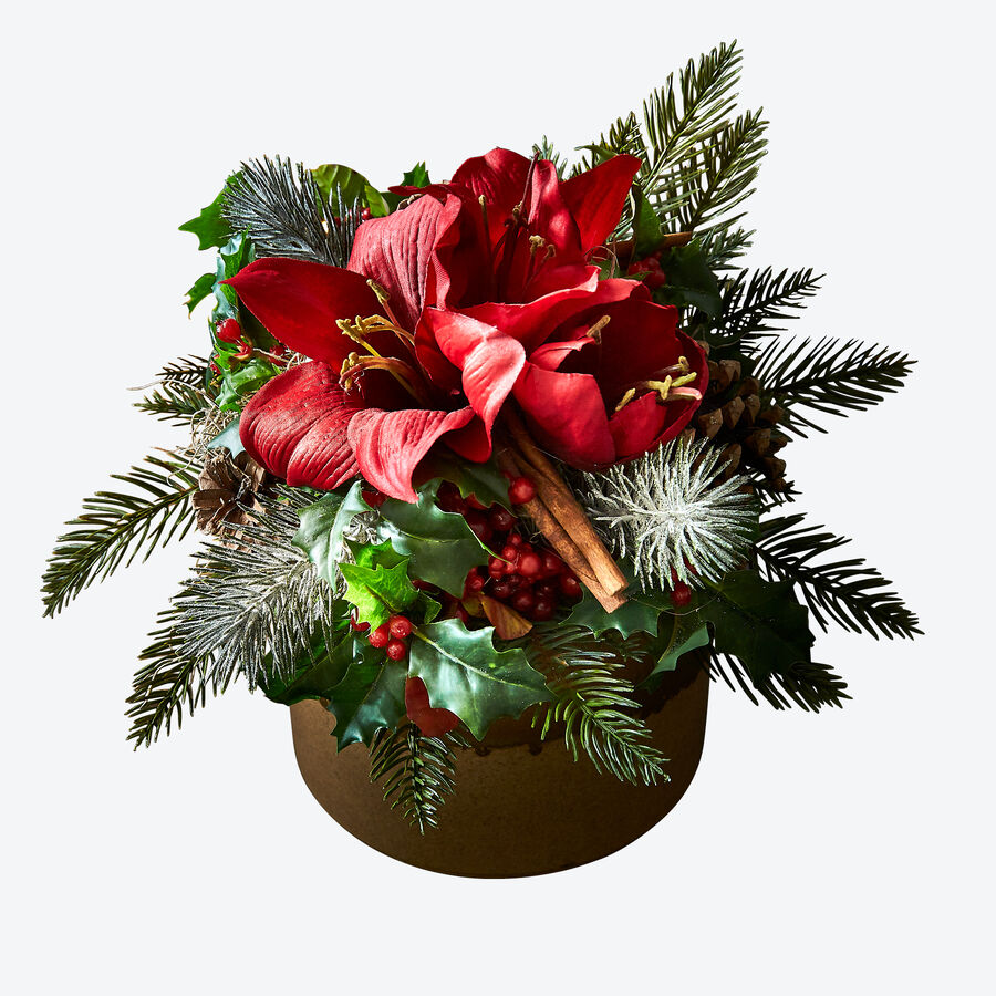 Klassischer Winterstrau mit Amaryllis und Ilex