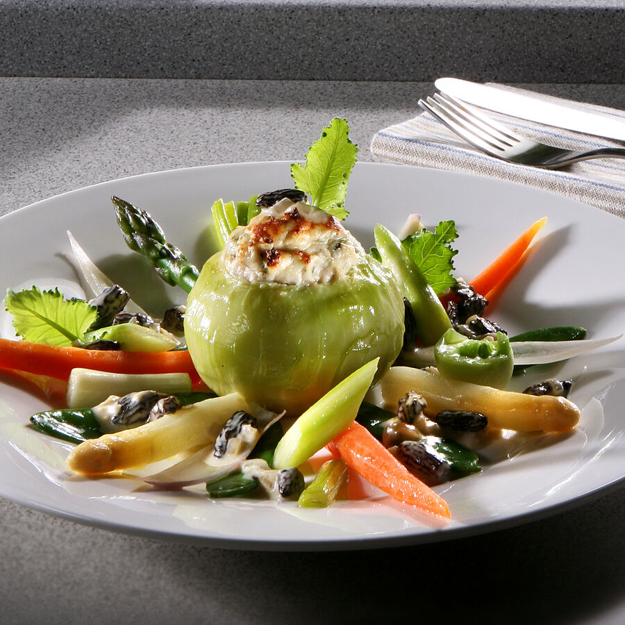 Kohlrabi mit Geflgelbrustfllung, zartem Gemse und Morchel-Rahm-Sauce