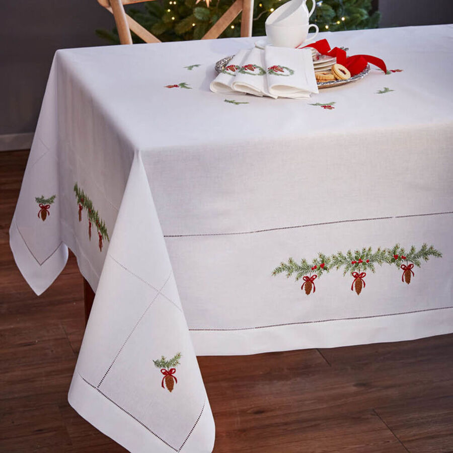 Kunstvoll bestickte WeihnachtsTischdecke mit Tannenschmuck Julia