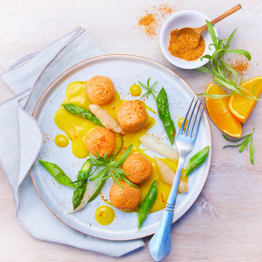 Lachsklchen mit Spargel in Orangen-Safransauce