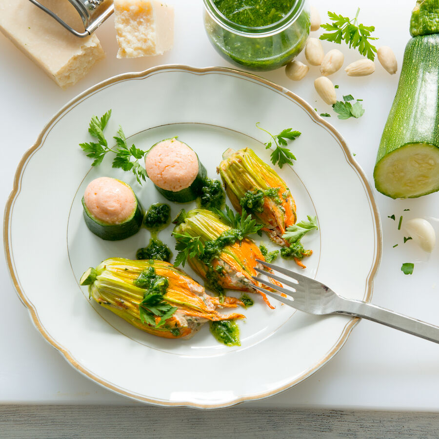 Lachsmousse Zucchini-Rllchen, gefllte Zucchini-Blten und Petersilien-Mandel-Pesto