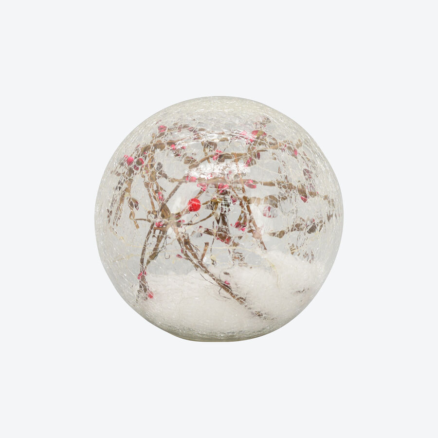Leuchtkugel inszeniert winterlichen Beerenschmuck