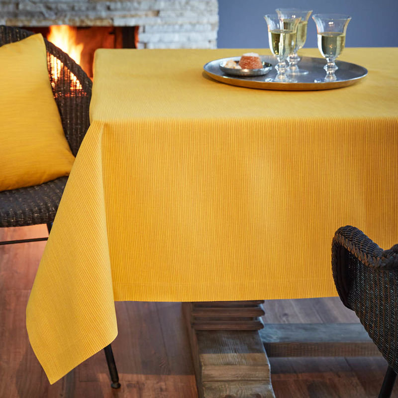 Lichtechte und fleckabweisende Jacquard-Tischdecken leuchten in Herbstfarben