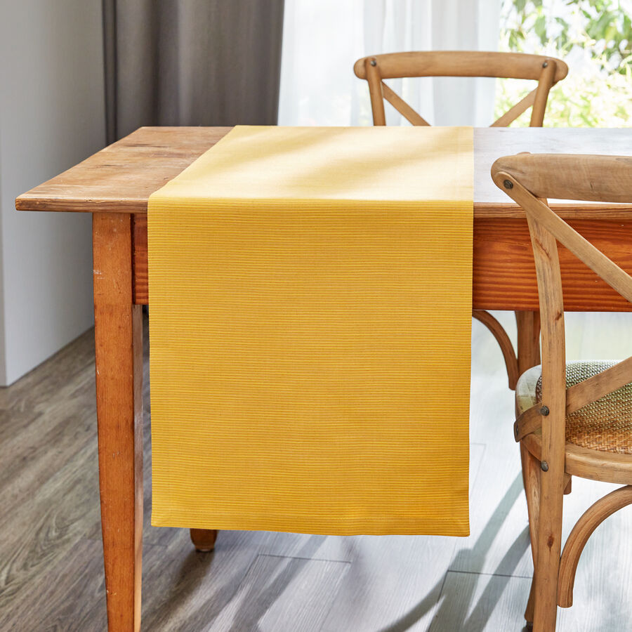 Lichtechter und fleckabweisender Jacquard-Tischlufer leuchtet in Herbstfarben