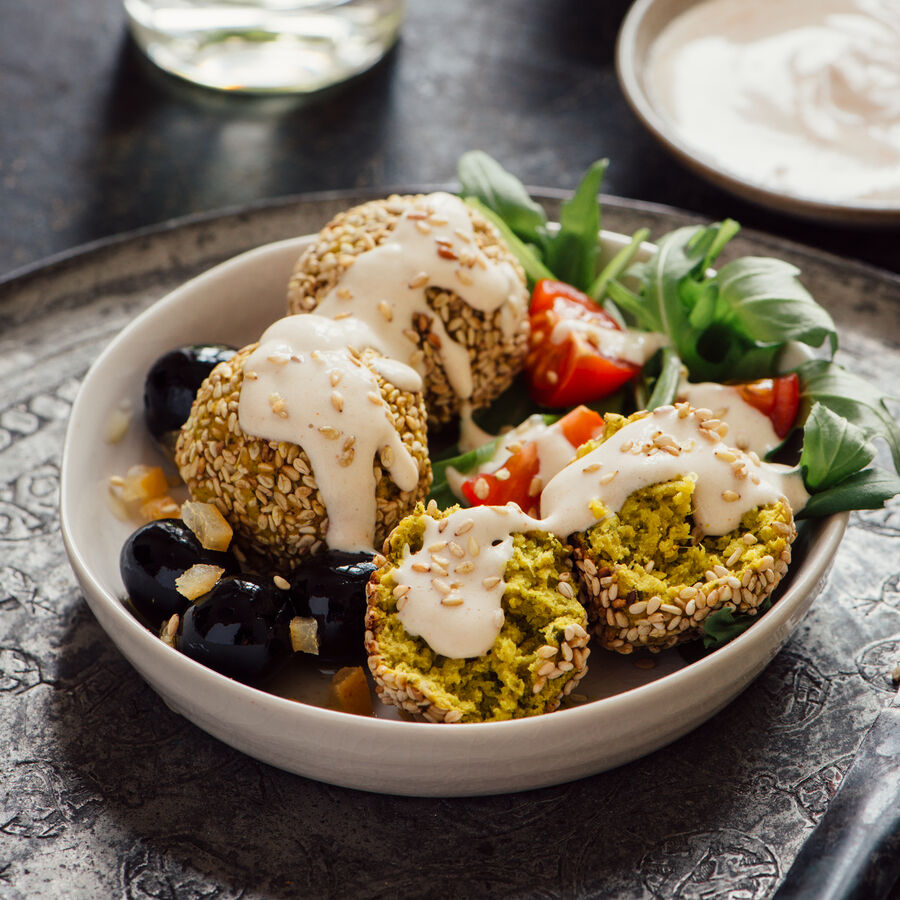 Marokkanische Salzzitronen-Falafel mit Sesamsauce auf Rauke