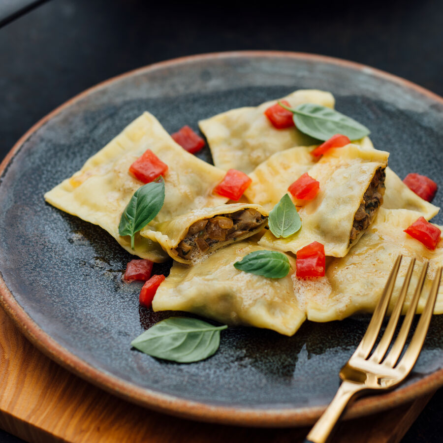 Maultaschen mit Steinpilzfüllung und Tomatenconcassée Rezept | Hagen ...