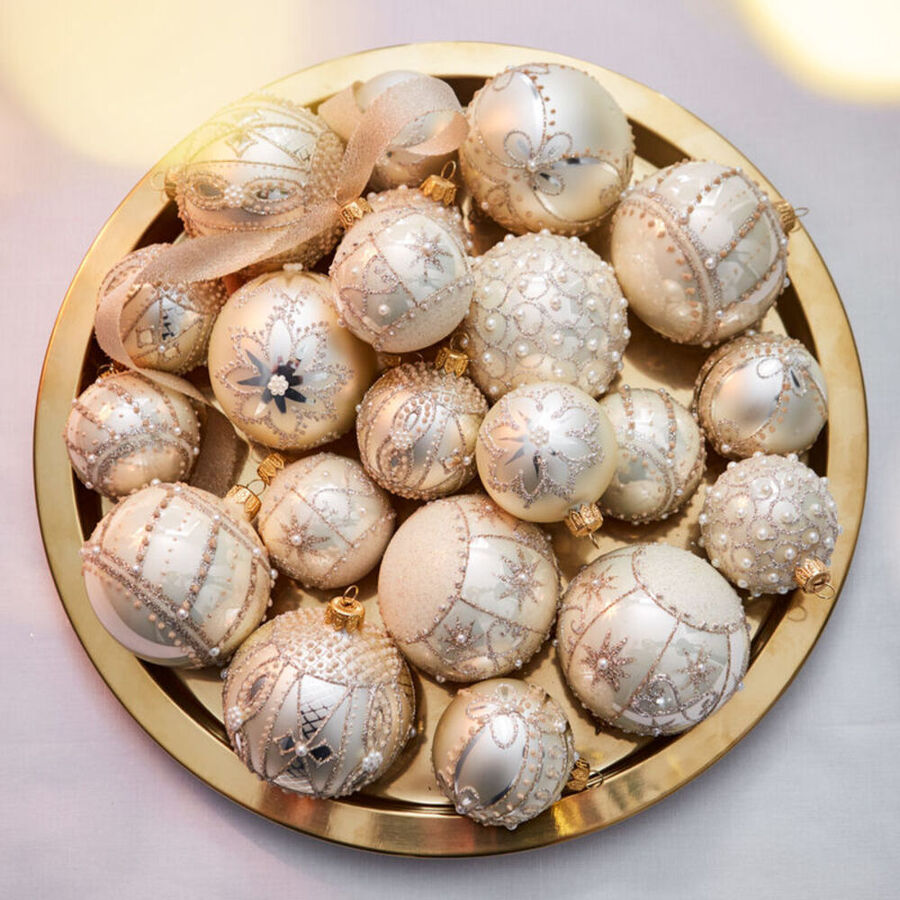 Mundgeblasene Christbaumkugeln mit prachtvollen Dekors in