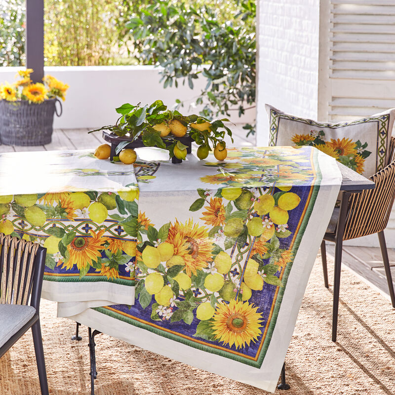 Noble Leinen-Tischdecke mit frischen Sonnenblumen und Zitronen