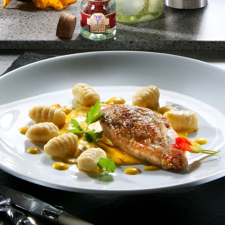 Perlhuhnbrust mit Kürbis-Ziegenkäse-Gnocchi und Kürbis-Safran-Sauce