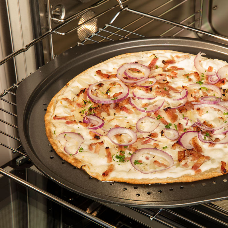 Pizza-Backblech: Superknusprige Pizza- und Flammkuchenböden gelingen auf perfekt gelochtem Backblech
