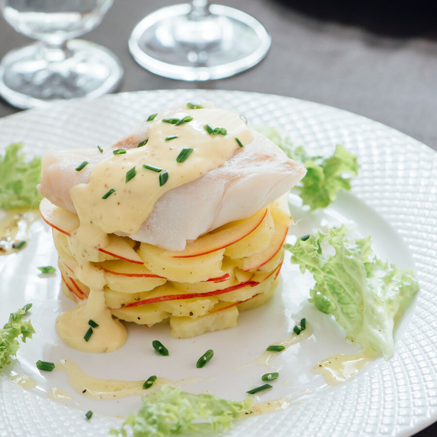 Pochierter Winterkabeljau (Skrei) mit Senfmayonnaise auf lauwarmem Kartoffelsalat