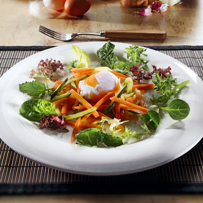 Pochiertes Ei auf Gemüse-Salat-Bett