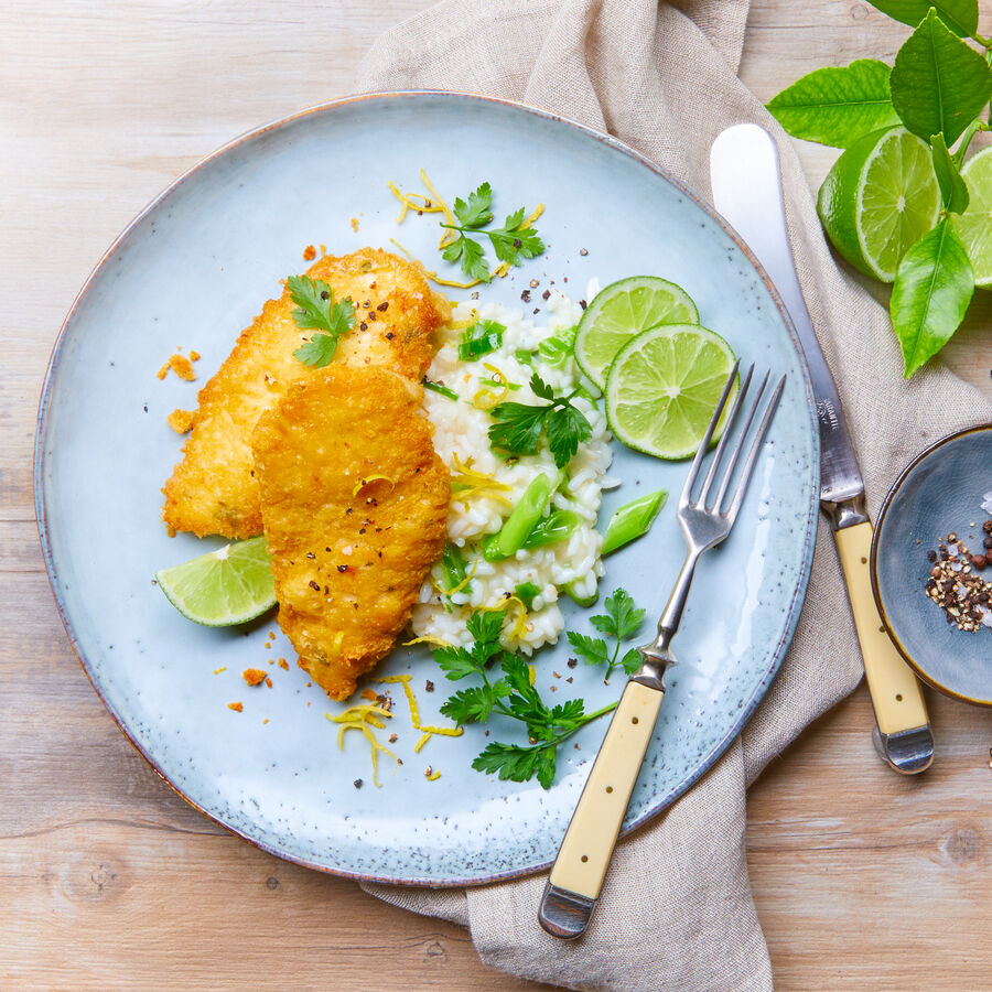 Poulardenbrust-Schnitzel in Parmesan-Kruste auf Limetten-Risotto