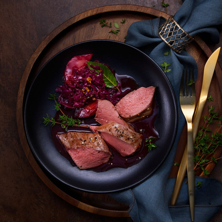 Rehrcken auf Cassis-Pfeffersauce mit Zimt-Rotkohl