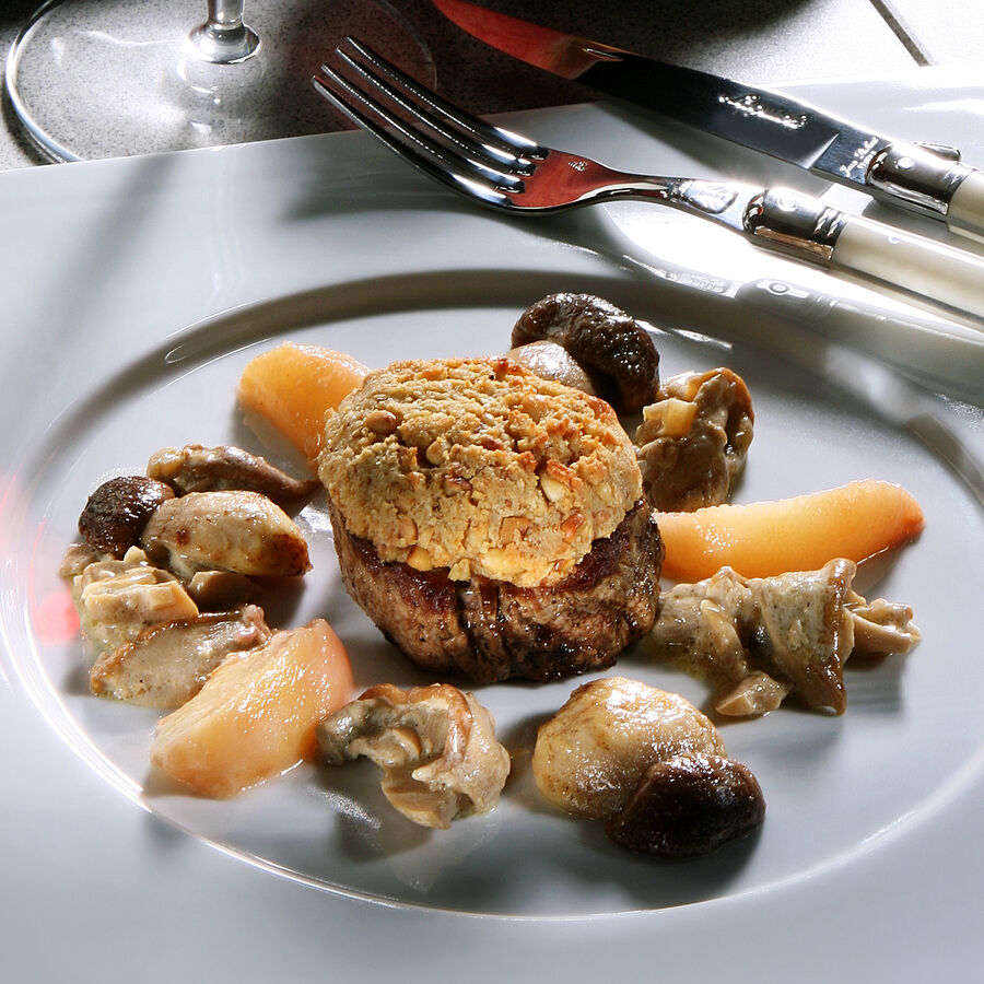 Rinderfilet mit Pinienkernkruste auf Steinpilz-Pfirsich-Ragout