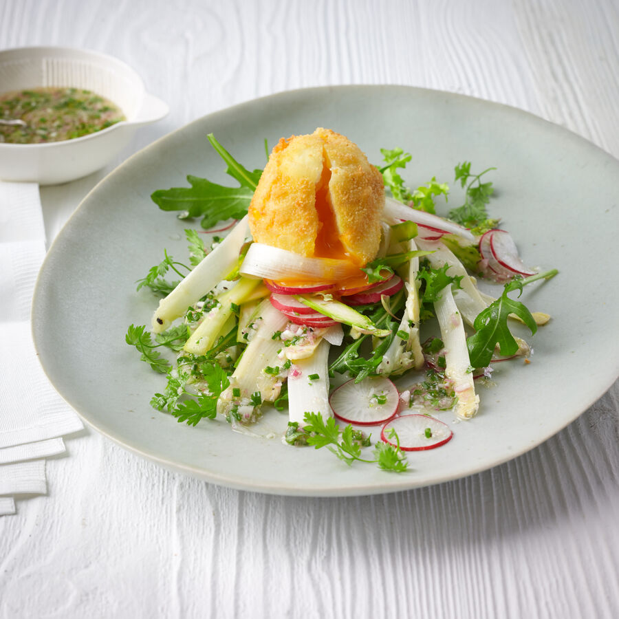 Roher Spargelsalat mit Agrimetto und frittiertem Ei