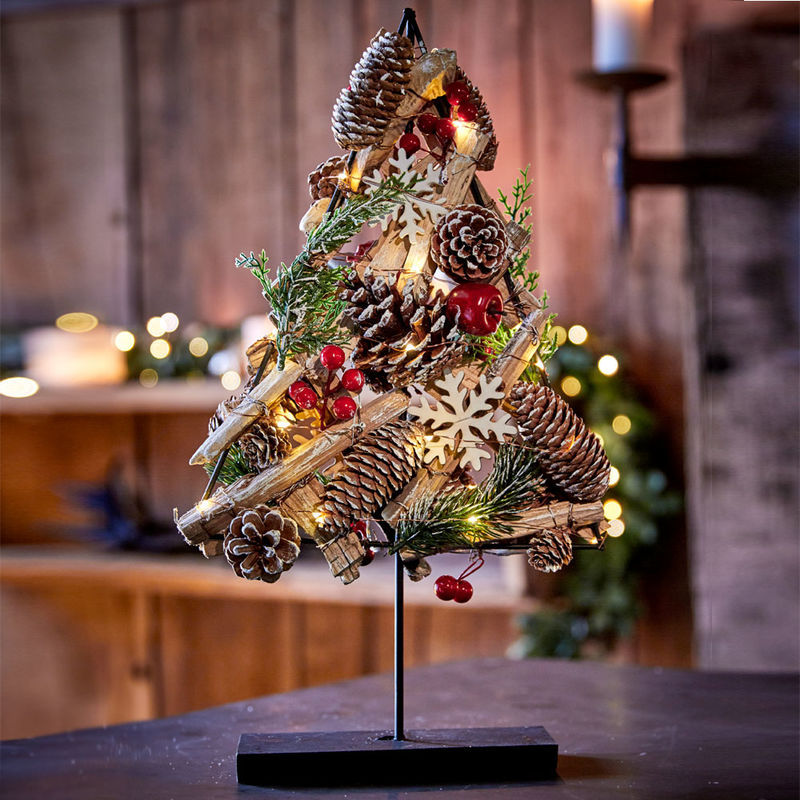 Rustikaler beleuchteter Weihnachtsbaum in traditionellen Farben