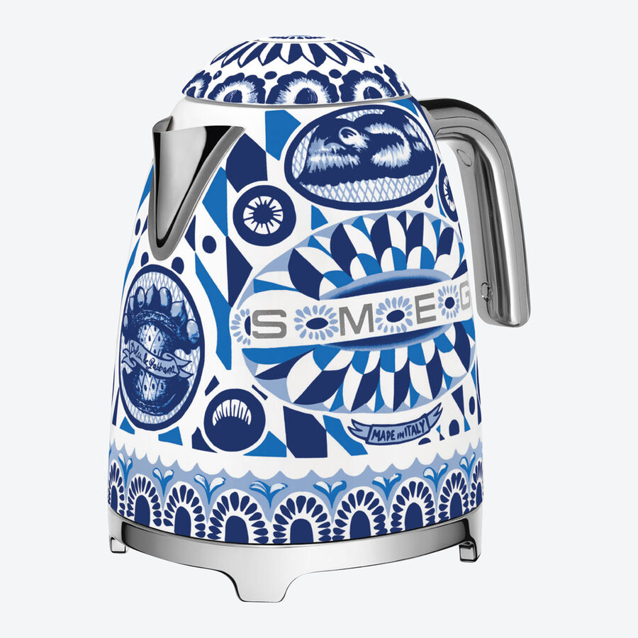 SMEG-Wasserkocher: Neueste Technologie im extravaganten Dolce & Gabbana Design Blu Mediterraneo