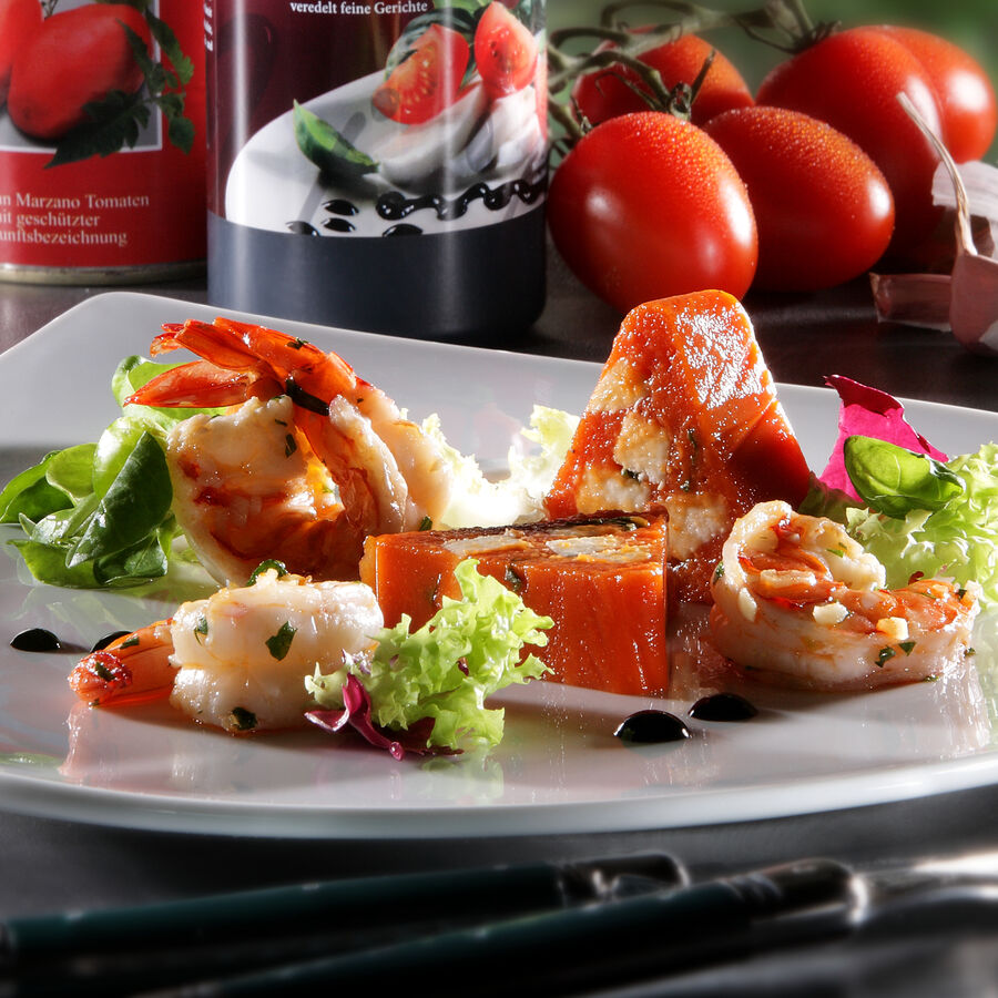 San Marzano Tomaten Mozarella-Terrine mit Scampis und Balsamico Creme ...