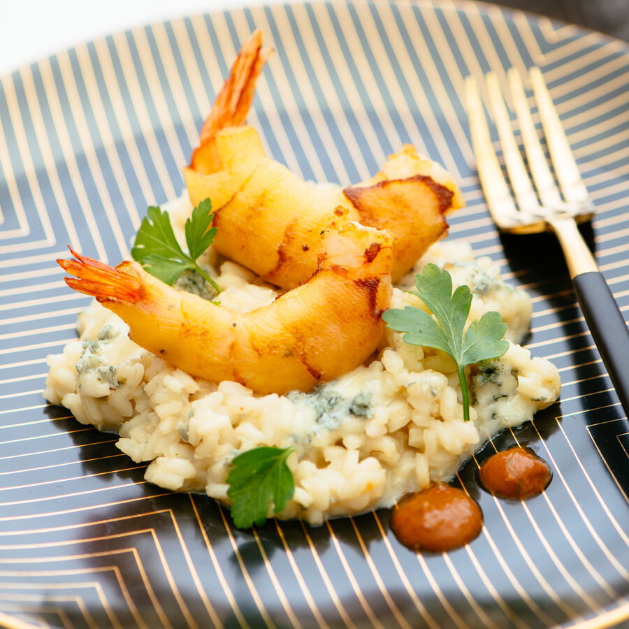 Scampi in Kartoffelkruste auf Gorgonzola-Risotto mit Cocktailtomaten-Pesto