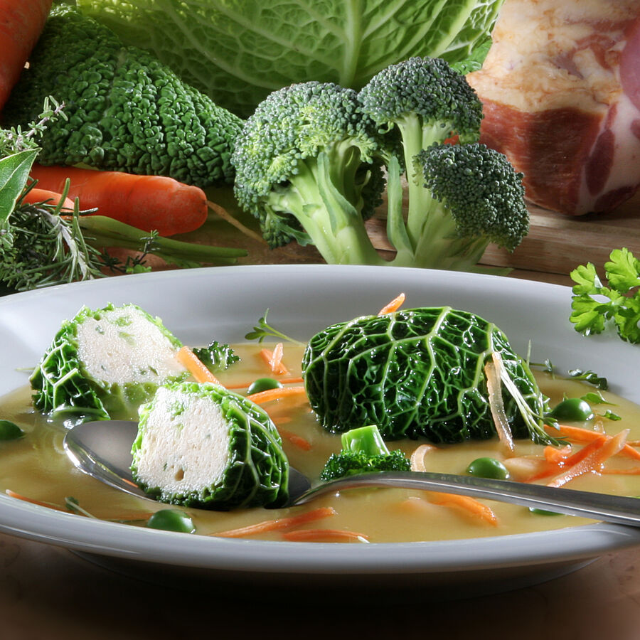 Schinkensuppe mit jungem Gemse und Wirsing-Hackfleisch-Bllchen