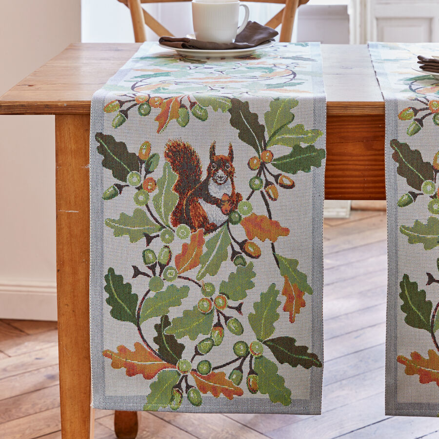 Schwedischer Designer-Tischlufer mit naturalistischen Herbstmotiven
