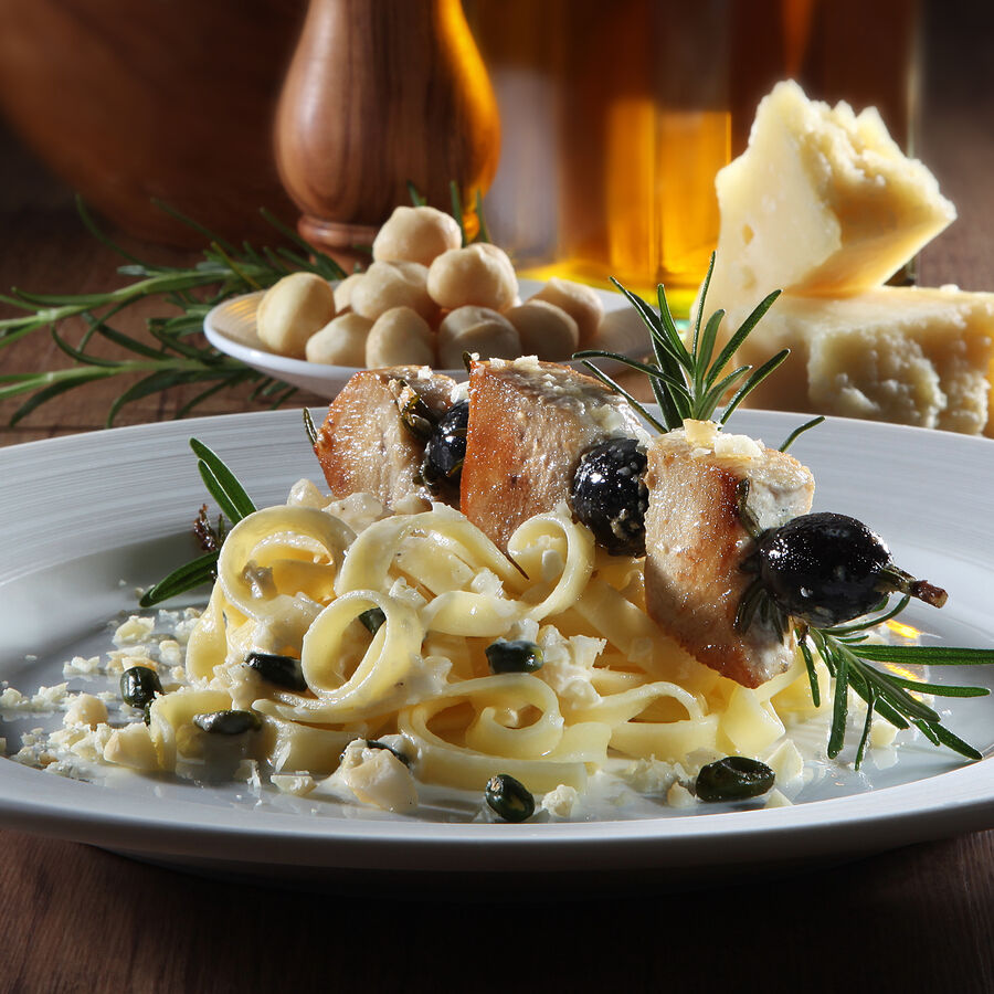 Schwertfisch-Spiess auf Pasta alla chitarra mit Macadamia-Pistazien-Sauce