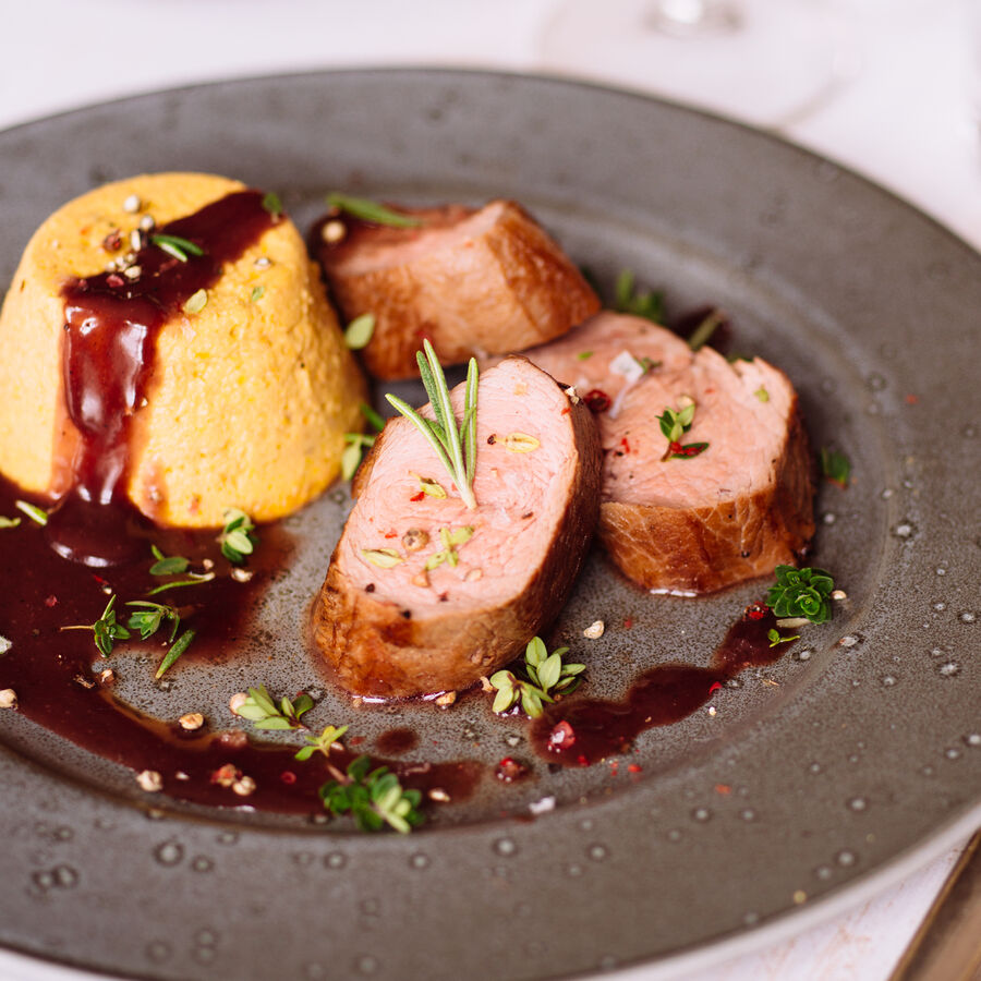 Sous-vide Kalbsfilet, Karotten Flan und Marchand de Vin-Rotweinsauce