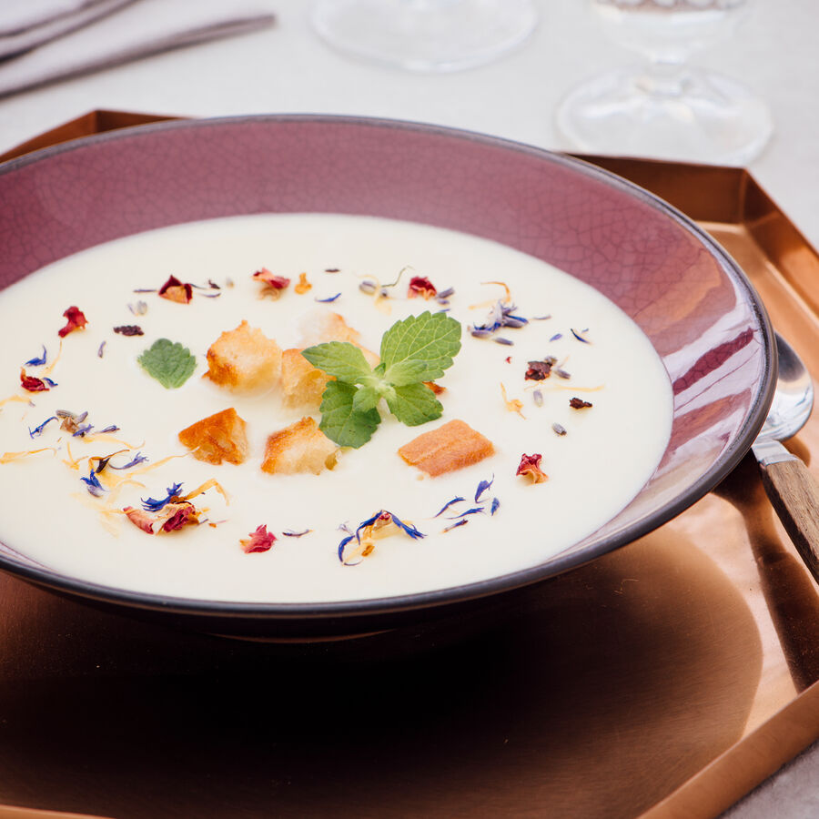 Spargel-Gazpacho mit Knoblauch-Crotons