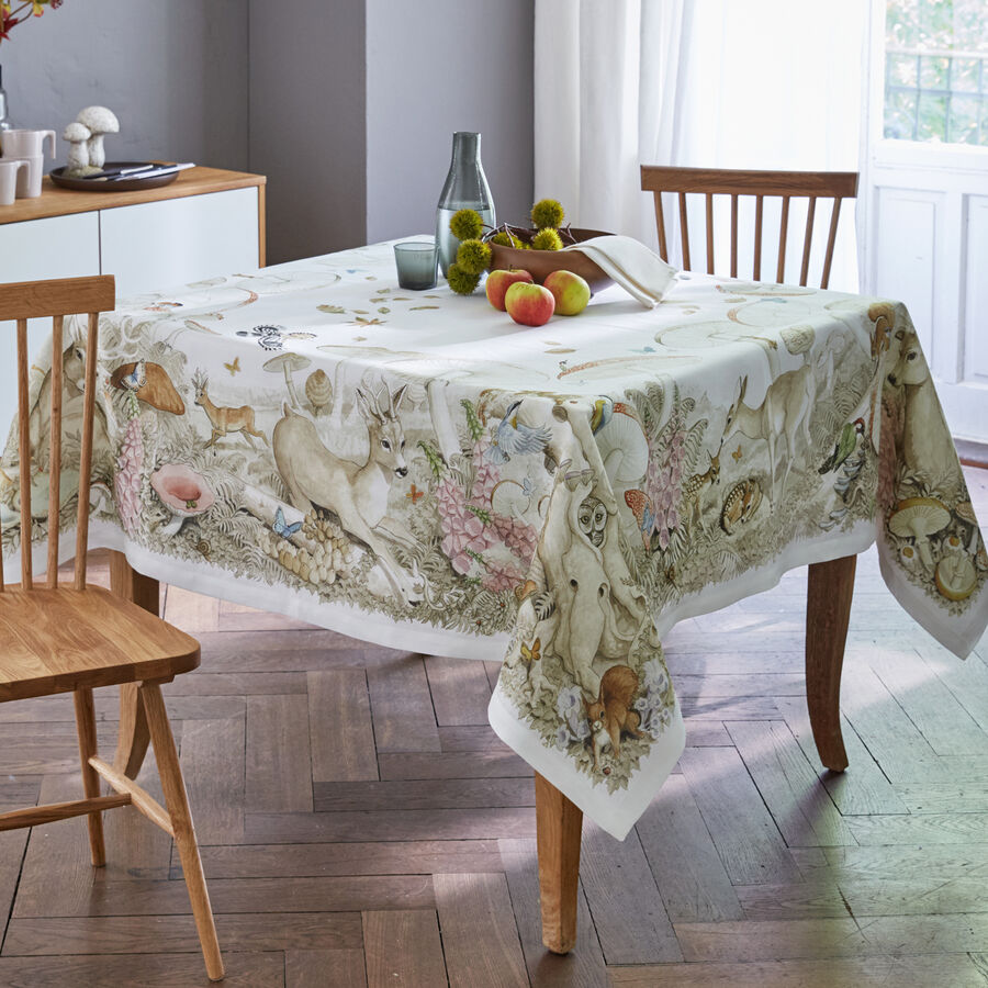 Stilvolle Leinen-Tischdecke mit herbstlichen Waldmotiven