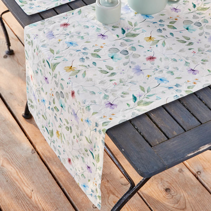 Strukturierter Matelassé-Tischläufer mit zartem Veilchen-Print