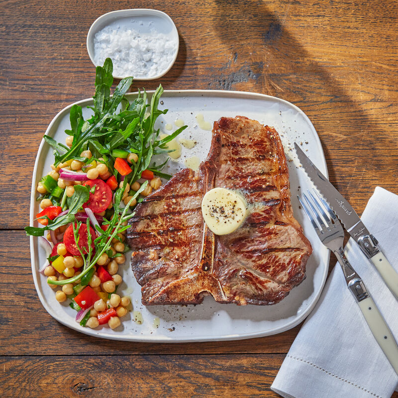T-Bone-Steak, Knoblauchbutter und Kichererbsensalat