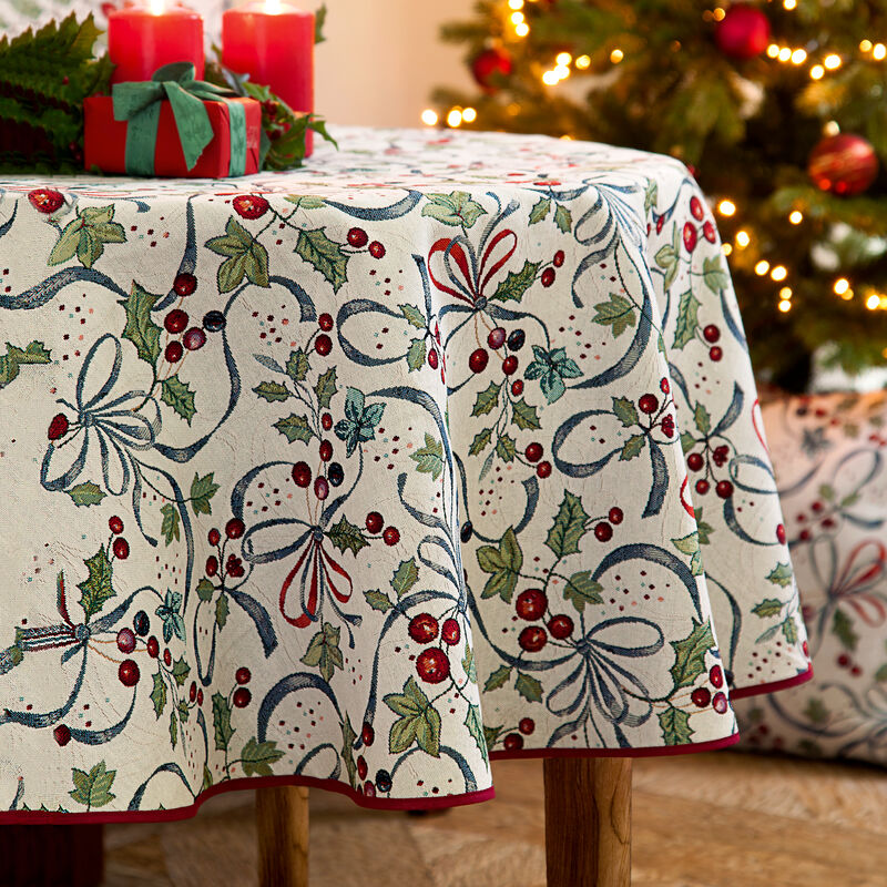 Tischdecken: Zauberhafte Gobelinstickerei auf winterlicher Tischwäsche aus Beeren, Blättern, Schleifen