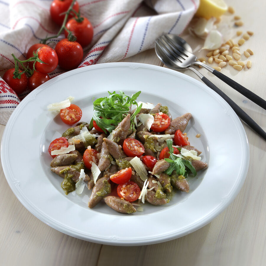 Trofie liguri di castagne mit Rucola Pesto und Kirschtomaten (Ligurische Kastanienmehl-Fingernudeln)