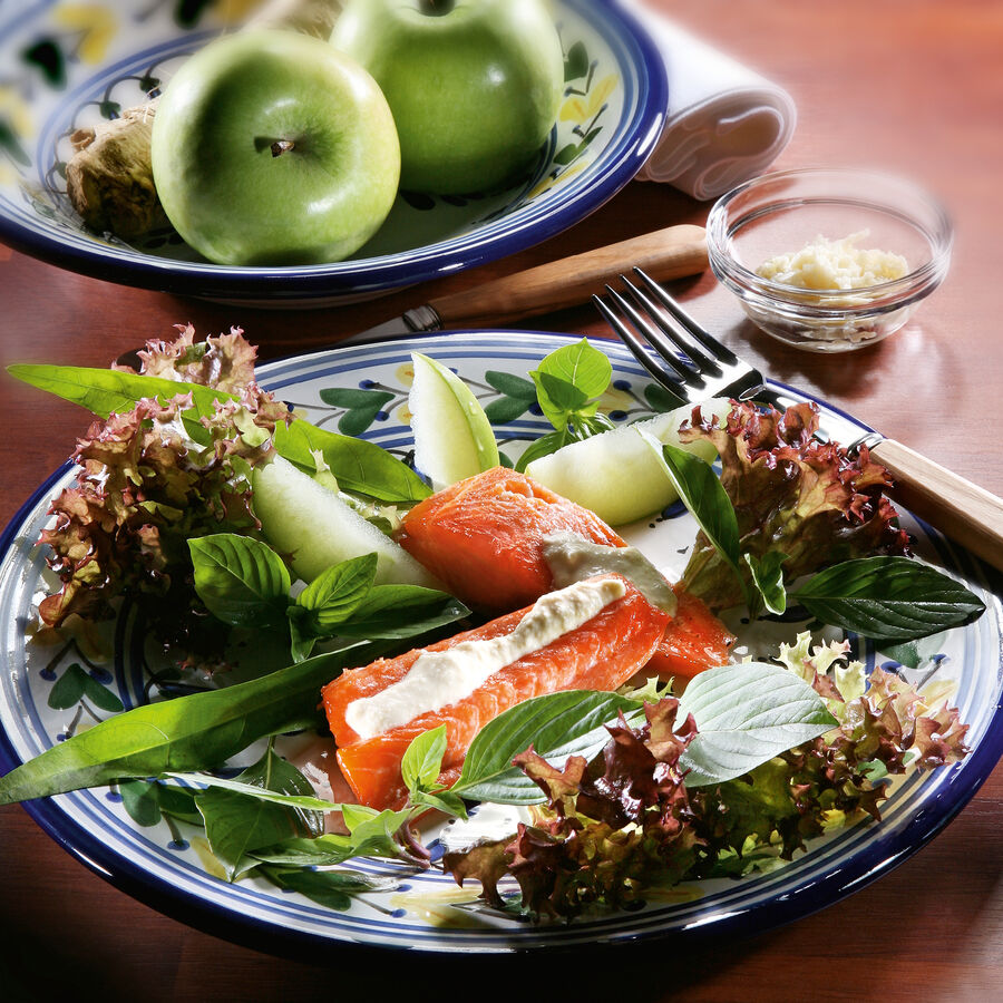 Warm geruchertes Lachsforellenfilet mit Apfel-Sellerie-Creme auf Salatbouquet