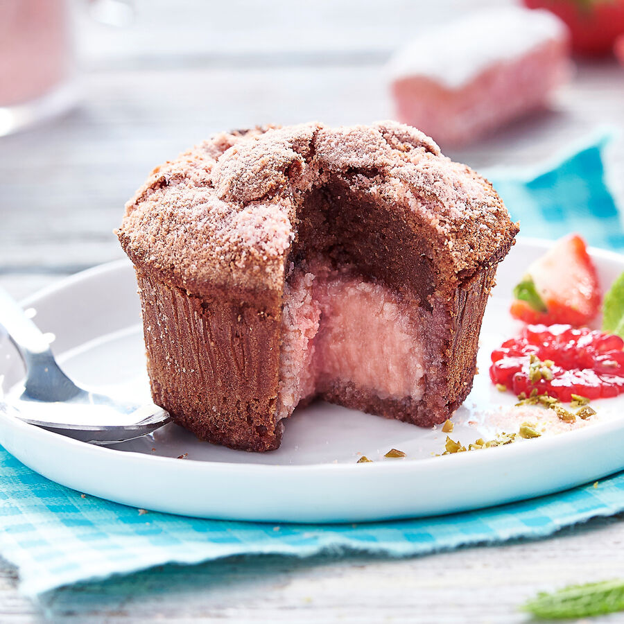 Warme Schokoladentörtchen mit rosa Biskuit-Füllung Rezept | Hagen Grote ...