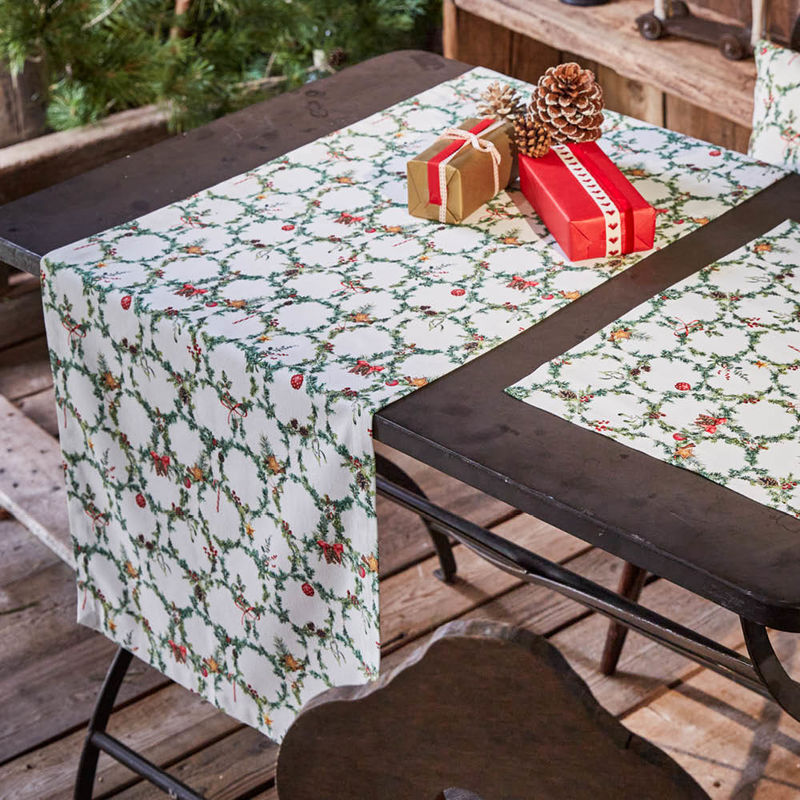 Weihnachtlicher Tischläufer mit kleinen, verzierten Tannenkränzen