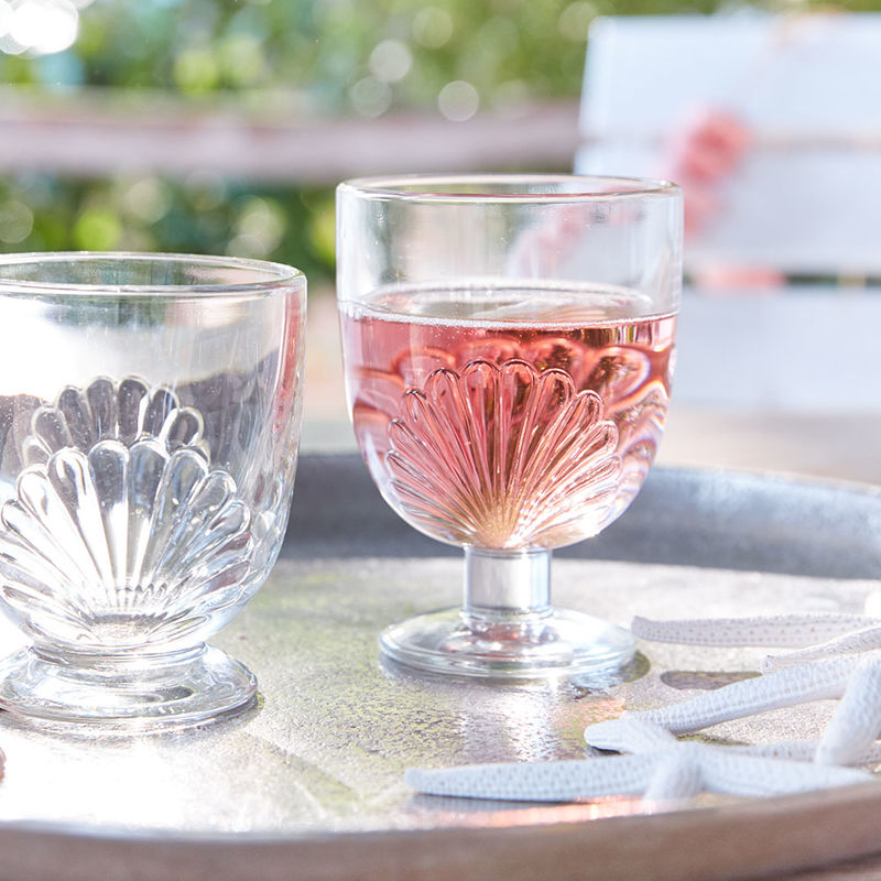 Weingläser mit Muschel-Dekor zaubern den Sommer auf den Tisch