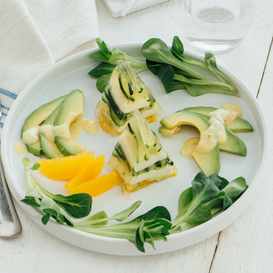 Zucchininudel-Mozzarella-Terrine auf Avocado-Orangen-Salat