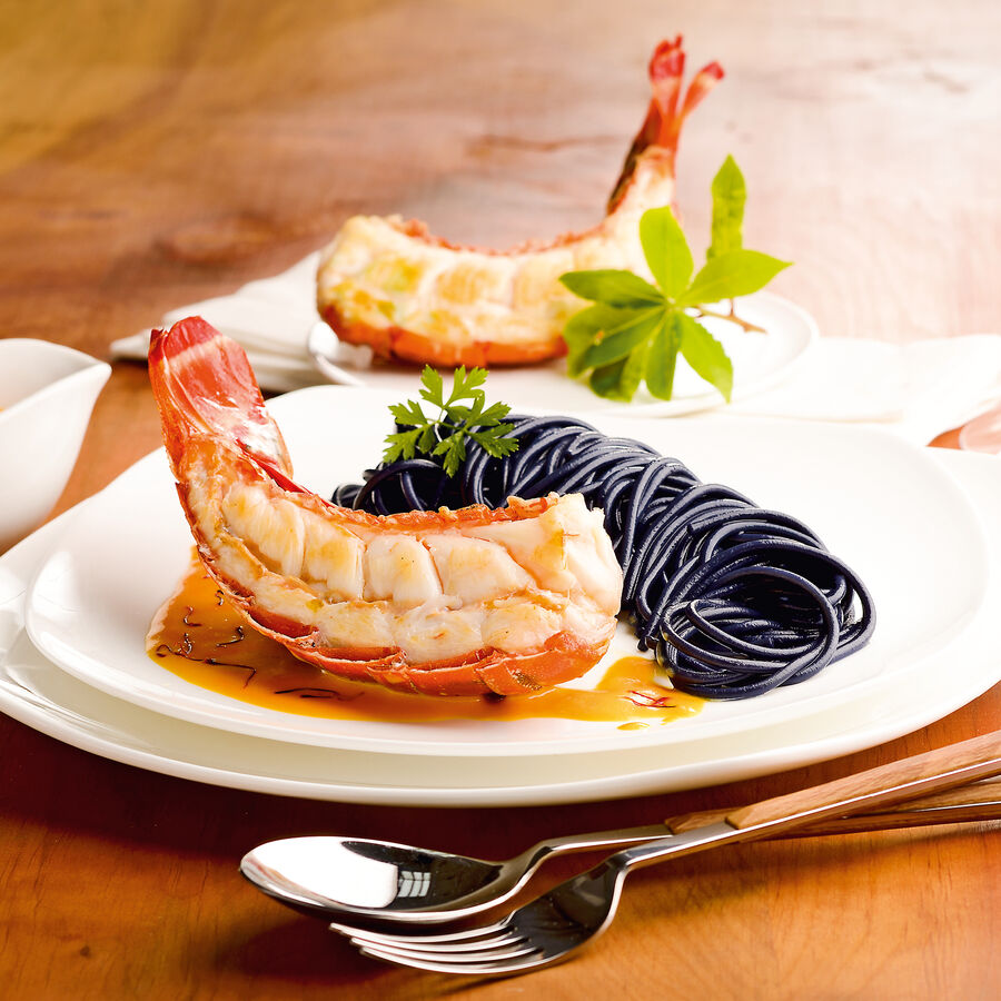 Languste mit Safransauce und schwarzen Spaghetti Rezept | Hagen Grote Shop