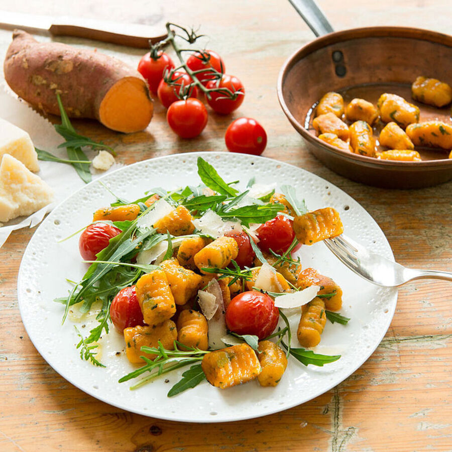 Süßkartoffel-Gnocchi mit Rucola und Ofentomaten Rezept | Hagen Grote Shop