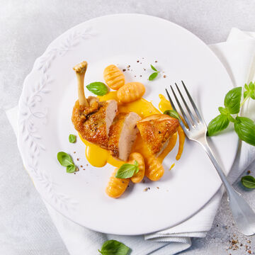 Produktbild fr '  Perlhuhnbrust mit Skartoffel-Ziegenkse-Gnocchi und Skartoffel-Safran-Sauce'