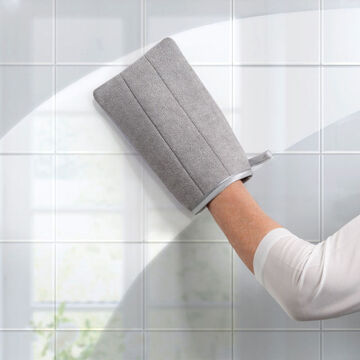 Mikrofaser-Handschuh reinigt und poliert Badkeramik streifenfrei