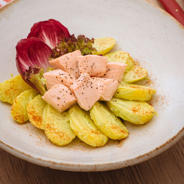 Produktbild fr 'Avocado-Curry-Kartoffelsalat mit pochierten Lachswrfeln'