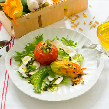 Produktbild fr 'Gefllte Tomaten und Zucchiniblten auf Bffelmozzarella mit Basilikum-Essenz'