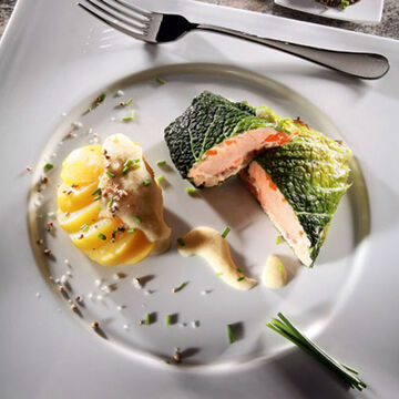Produktbild fr 'Hauptgang: Lachs im Wirsingmantel mit Schnittlauchkartoffeln und weier Zitronen-Butter-Sauce'