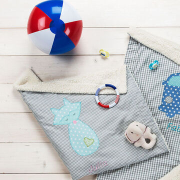 Produktbild fr 'Kuscheldecke Katze mit gesticktem Namenszug fr kleine Persnlichkeiten'