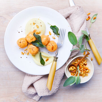 Produktbild fr 'Lachsklchen auf Selleriepree mit frittiertem Salbei und Pinienkernen'