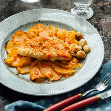 Produktbild fr 'Norwegischer Winterkabeljau (Skrei) in Macadamia Kruste auf Skartoffel-Carpaccio mit Mojo rojo'
