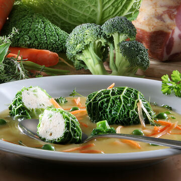 Produktbild fr 'Schinkensuppe mit jungem Gemse und Wirsing-Hackfleisch-Bllchen'